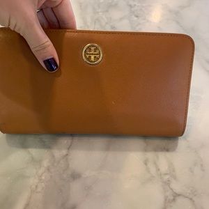 Tory Burch wallet. Color cognac